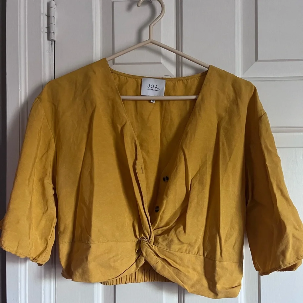 Just One Answer Large Mustard top - Picture 2 of 5